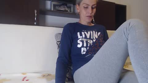 Snapshot of hornygirllx chatting on 09.26.25 AshlineKatte online show from 09.26.25