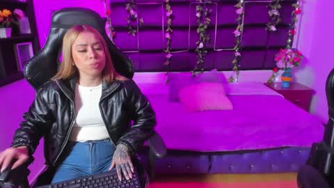 hornyy mom online show from 01.03.25