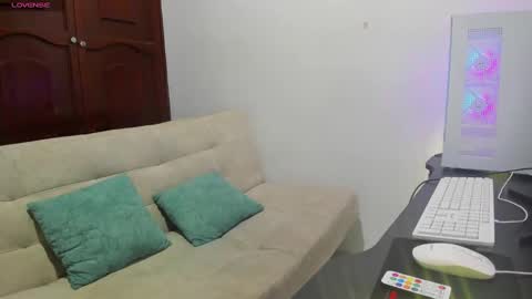 Snapshot of horrny_18_victoria chatting on 12.28.24 ronald and victoria online show from 12.28.24