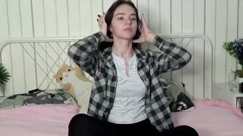 Snapshot of hortenciajenovese chatting on 10.14.25 Mia online show from 10.14.25