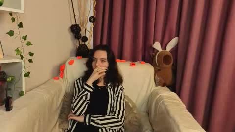 Snapshot of hortenciajenovese chatting on 10.28.25 Mia online show from 10.28.25