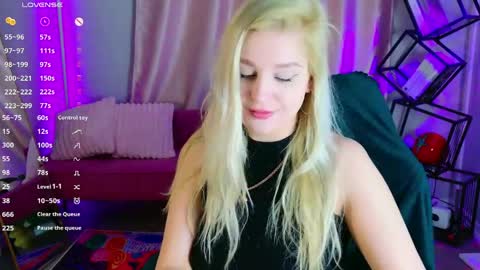 Snapshot of hot__blondie chatting on 05.11.26 Veronica Vi online show from 05.11.26