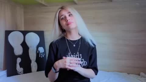 Snapshot of hot_kittie_hot chatting on 06.19.26 hot_kittie_hot online show from 06.19.26