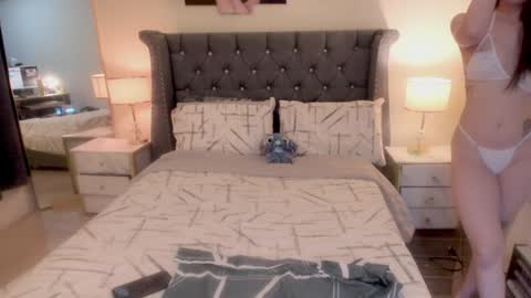 Snapshot of hot_laureen chatting on 01.26.25 lyn online show from 01.26.25