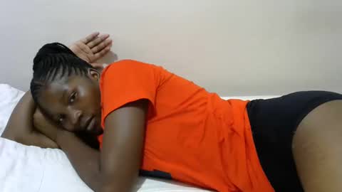 Snapshot of hot_lonnah chatting on 03.08.25 LONNAH online show from 03.08.25
