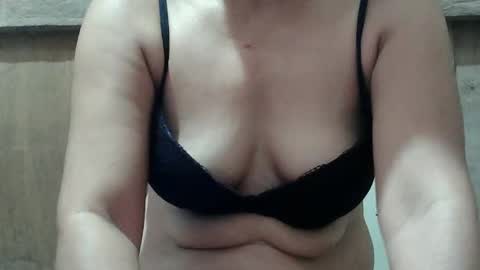 Snapshot of hot_mama09 chatting on 02.09.25 hotmama online show from 02.09.25