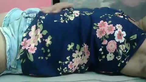 Snapshot of hot_mama09 chatting on 09.27.25 hotmama online show from 09.27.25