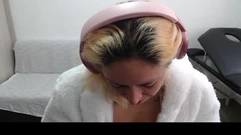 Mia online show from 03.10.25