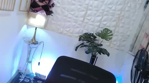 hot_petit69 online show from 11.14.25