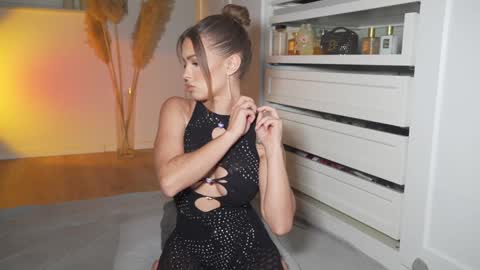 Snapshot of hotbella_ chatting on 10.07.25 Bella online show from 10.07.25