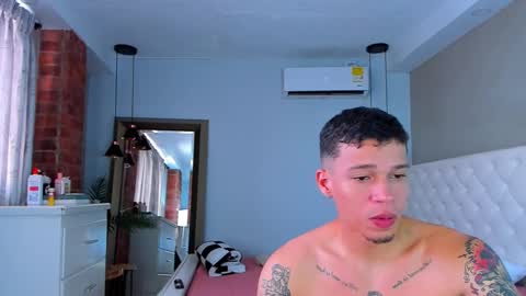 Snapshot of hotcrew_ chatting on 10.01.25 Hussain aaron and Ekko online show from 10.01.25