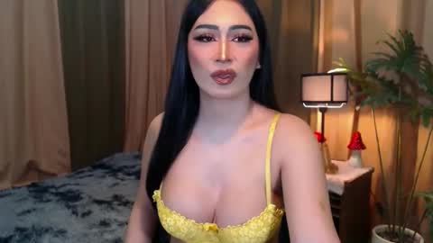 Snapshot of hotevatrans chatting on 10.04.25 EVA online show from 10.04.25