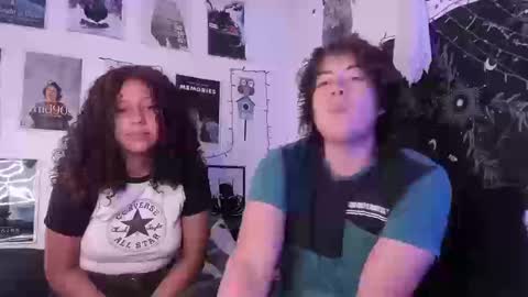 Snapshot of hothoneychile chatting on 09.09.25 Sam and Nico online show from 09.09.25