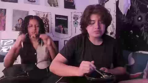 Snapshot of hothoneychile chatting on 09.11.25 Sam and Nico online show from 09.11.25