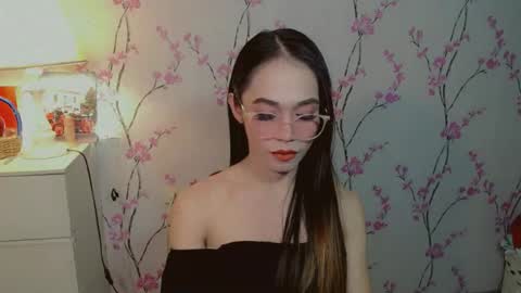 Snapshot of hotlegsxandra chatting on 10.17.25 XANDRA online show from 10.17.25