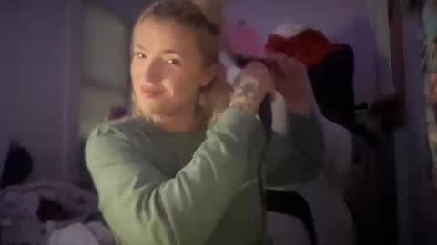 Snapshot of hotmommy1551 chatting on 11.14.25 Hannah Montana online show from 11.14.25