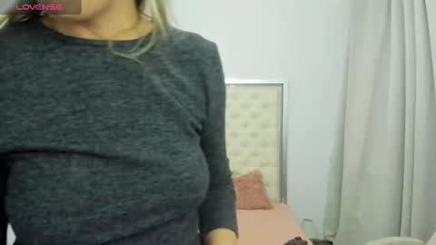 Snapshot of hott_eryka chatting on 10.02.25 Eryka online show from 10.02.25