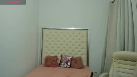 Snapshot of hott_eryka chatting on 10.27.25 Eryka online show from 10.27.25