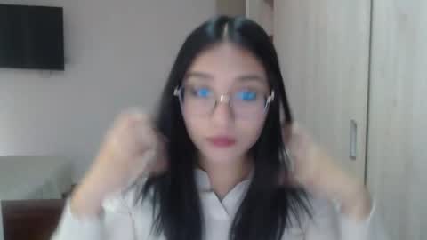 Snapshot of hottbee1 chatting on 02.08.25 AMY online show from 02.08.25