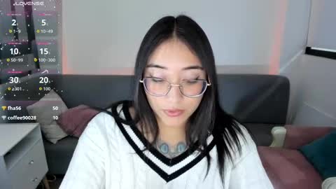 Snapshot of hottbee1 chatting on 10.30.25 AMY online show from 10.30.25