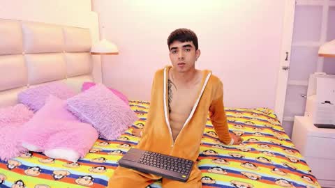 Snapshot of hottiie_guy chatting on 10.06.25 hottiie_guy online show from 10.06.25