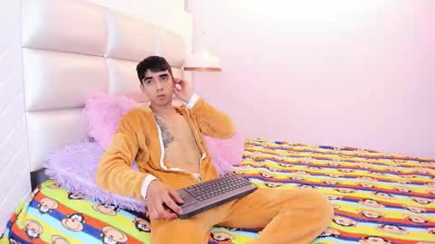 Snapshot of hottiie_guy chatting on 10.08.25 hottiie_guy online show from 10.08.25