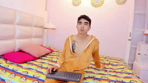 Snapshot of hottiie_guy chatting on 10.10.25 hottiie_guy online show from 10.10.25