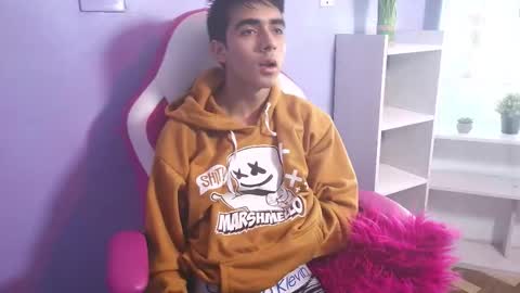 Snapshot of hottiie_guy chatting on 10.21.25 hottiie_guy online show from 10.21.25