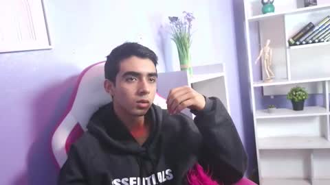 Snapshot of hottiie_guy chatting on 10.22.25 hottiie_guy online show from 10.22.25