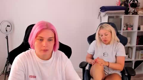 Nessie and Jessie online show from 09.19.25