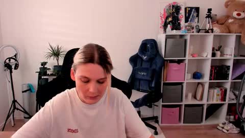 Nessie and Jessie online show from 02.03.26