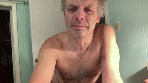 Snapshot of howlingatnothing chatting on 12.04.24 howlingatnothing online show from 12.04.24