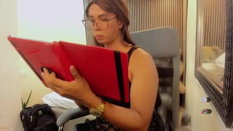 Snapshot of hugecockgoddessxxx chatting on 12.23.24 Queen karen grey online show from 12.23.24