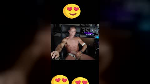 Snapshot of hugerodforyou chatting on 12.01.25 hugerodforyou online show from 12.01.25