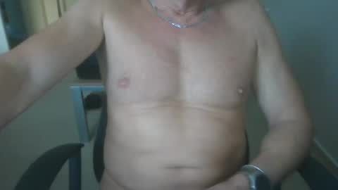 Snapshot of hundeleine chatting on 11.05.25 hundeleine online show from 11.05.25