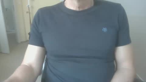 Snapshot of hundeleine chatting on 12.02.25 hundeleine online show from 12.02.25