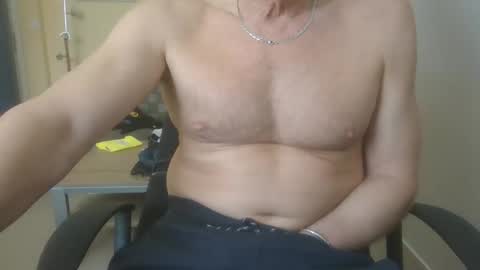 Snapshot of hundeleine chatting on 02.19.26 hundeleine online show from 02.19.26