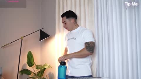 Snapshot of hunk_ryan chatting on 10.31.25 hunk_ryan online show from 10.31.25