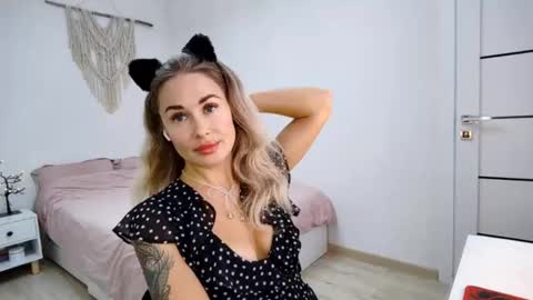 Snapshot of hyohallock chatting on 11.14.25 Alice online show from 11.14.25