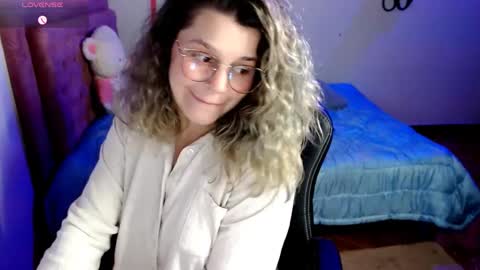 Snapshot of hyun22148625 chatting on 10.11.25 Hello Im Julieta Im 25 years old and I love being here. Thank you for visiting my living room. The only rule is that you hap online show from 10.11.25