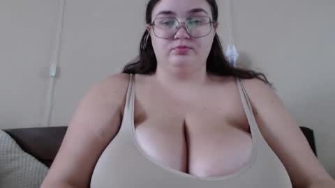 Snapshot of i_fucked_u_yesterday chatting on 10.11.25 Dominika online show from 10.11.25