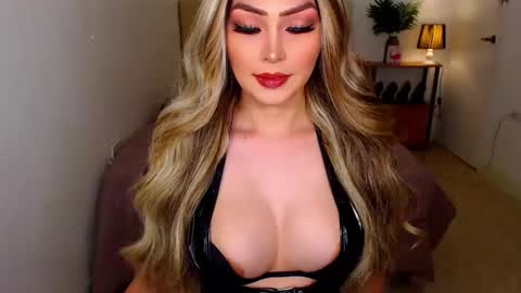 Snapshot of i_luv_2_fuck_you chatting on 02.27.26 QUEEN SUSSIE BROWN online show from 02.27.26