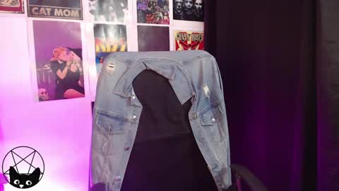 Snapshot of iammari_ chatting on 12.10.24 Mari online show from 12.10.24