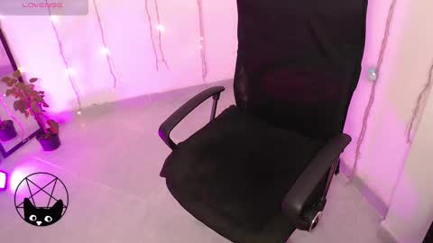 Snapshot of iammari_ chatting on 03.04.25 Mari online show from 03.04.25