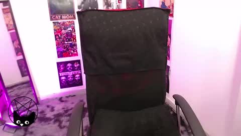 Snapshot of iammari_ chatting on 03.08.25 Mari online show from 03.08.25