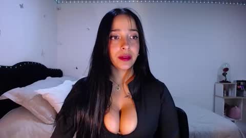 Snapshot of iamroxanne chatting on 10.11.25 Camila online show from 10.11.25