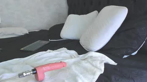 Snapshot of ian_castillo_ chatting on 02.13.25 IAN CASTILLO online show from 02.13.25