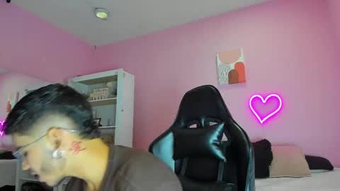 Snapshot of ian_castillo_ chatting on 02.21.25 IAN CASTILLO online show from 02.21.25