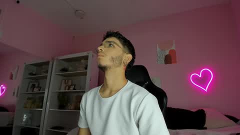 Snapshot of ian_castillo_ chatting on 03.04.25 IAN CASTILLO online show from 03.04.25