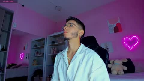 Snapshot of ian_castillo_ chatting on 03.11.25 IAN CASTILLO online show from 03.11.25